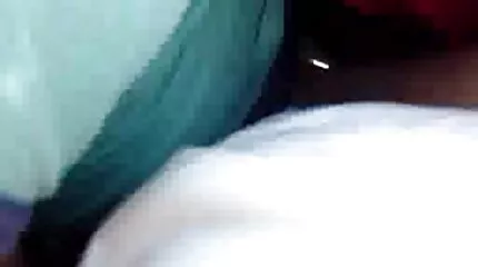Một cô gái trẻ người Nga tóc nâu đặt tai phim sec nhat hậu môn của mình dưới vòi nước mạnh mẽ của một chàng trai.
