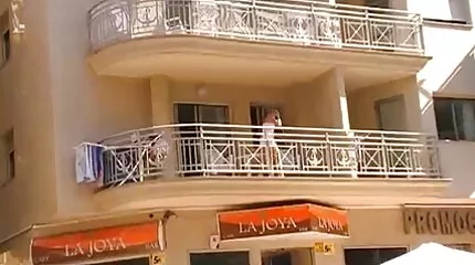 Anh chàng thích những phụ nữ lớn tuổi nóng bỏng fim sec nhat và xuất tinh trong âm hộ của một con gà con như vậy.
