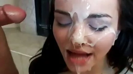 Phim khiêu dâm của người da đen và phụ nữ có bộ ngực sec nhatban khủng được một anh chàng xem và thủ dâm.
