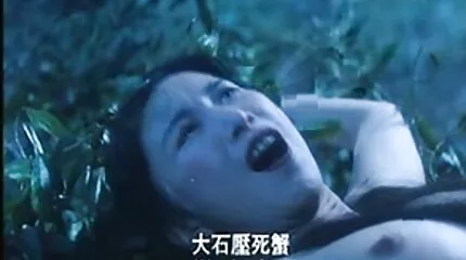 Người yêu liếm giữa hai chân trần truồng của Vika tai phim sec nhat ban và đẩy dương vật vào sâu.