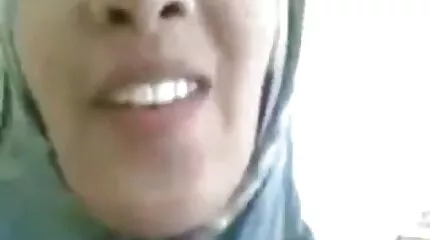 Nghệ sĩ nhặt nhạnh thay phiên nhau cởi hai con bò tơ ra, phim sec nhat bang cho vào miệng và đụ.