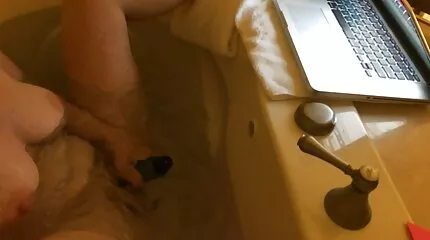 Bị một người đàn ông da đen đeo mặt nạ đút một con cu khỏe mạnh vào miệng sec gai nhat ban và kết cục là.
