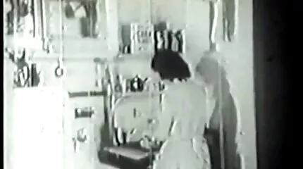 Một cô gái tóc vàng trẻ tuổi ngồi trên chiếc sec nhat ghế đỏ và hoàn thành công việc sau khi làm bằng tay