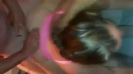 Ngôi sec co trang nhat ban sao khiêu dâm trẻ Kacy Lane chịch với hai chàng trai.