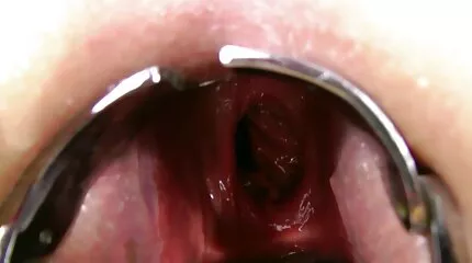 Người đàn ông khéo léo phân fim sec nhat tích và kết thúc trong mông của một cô gái tóc nâu gợi cảm.
