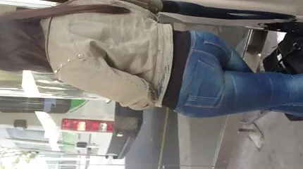 Cô gái tóc vàng dịu dàng của Nga nhét âm phim sec nhat ban moi nhat hộ của mình vào một bó hoa.