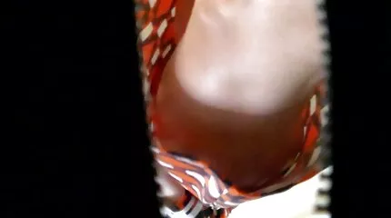 Một cô gái trẻ da ngăm đen thọc ngón tay vào pin sec nhat ban âm đạo để kiêm.