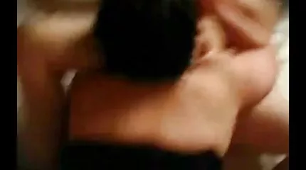 Một fim sec nhat người đàn ông lực lưỡng trong xe liếm âm hộ của một cô gái tóc vàng và đụ một con chó cái.