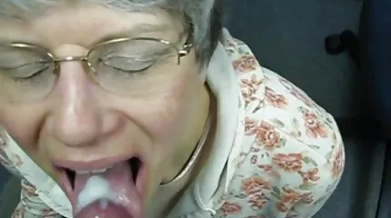 Con chó cái đeo kính lấy dương vật giả ra khỏi miệng và bắt đầu liếm vi deo sec nhat ban sữa.