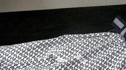 Một cô gái trẻ với một người bạn đang xem phim sex phim secx nhat ban trưởng thành trong ass.