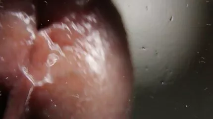 Bác sĩ phụ khoa lớn tuổi khám bệnh dùng máy kích pin sec nhat ban dục địt vào lồn bê con